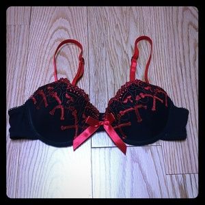 NWOT Black and red skull and crossbones bra